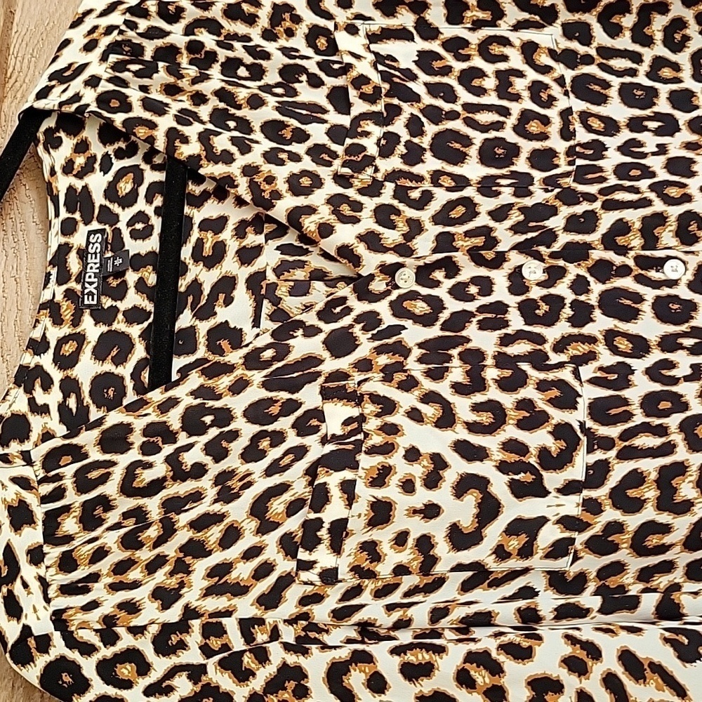 Express Size Medium Leopard Print Collarless Butt… - image 2